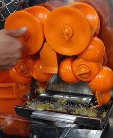 体育館の商業オレンジ ジューサー機械自動 220V 5kg 120W