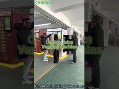 新鮮なオレンジ 封印されたカップ付きの自動販売機プレス